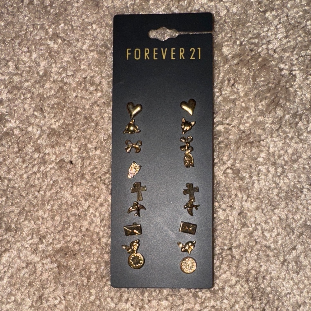 NWOT Forever 21 Gold Tone Earring Collection
